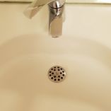 sauberer Wasserhahn im Badezimmer